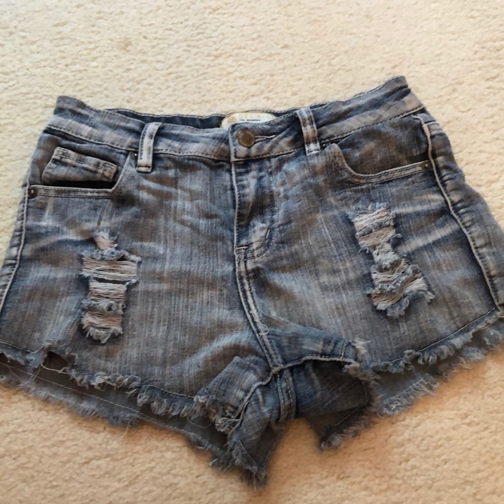 Light/ acid washed jean shorts